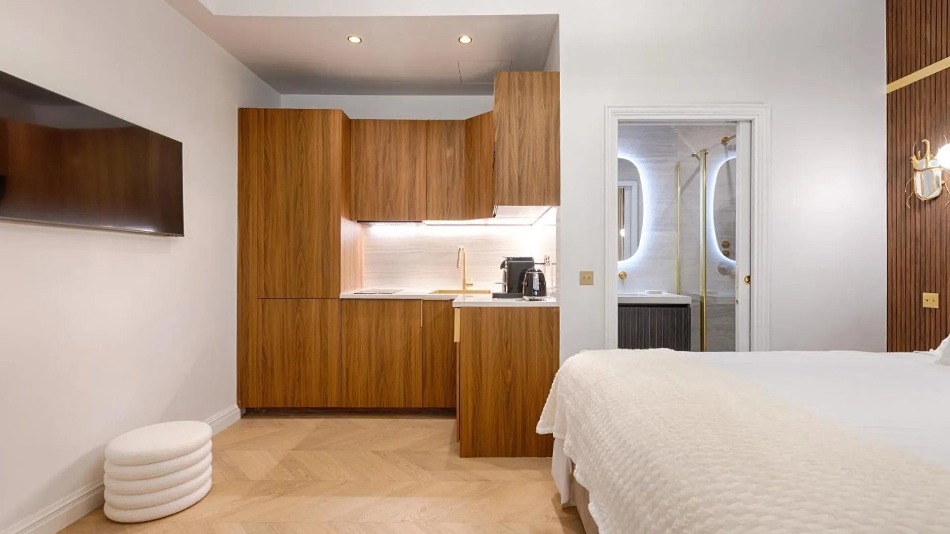 Charming Pied-A-Terre Champs-Elysee Paris France